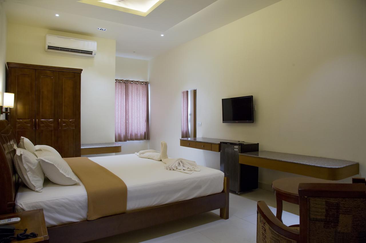 The Grand White Palace Hotel Mayiladuthurai Esterno foto