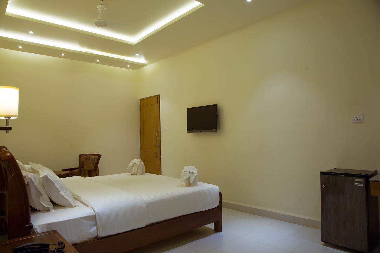 The Grand White Palace Hotel Mayiladuthurai Esterno foto